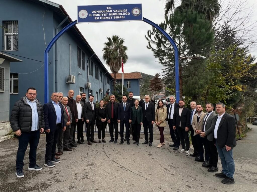 Özden’e İfade Çağrısı: CHP’den Adliyede Gövde Gösterisi!